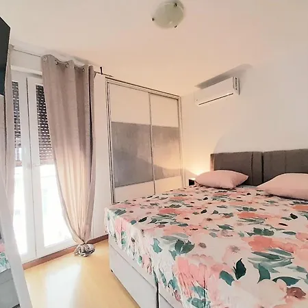 Beautiful Apartment, Close To Apartment *