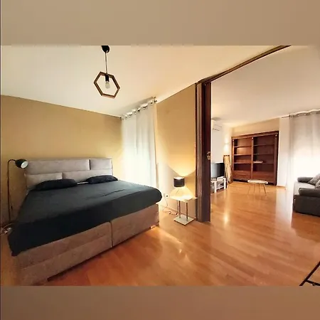 Beautiful Apartment, By Foot *