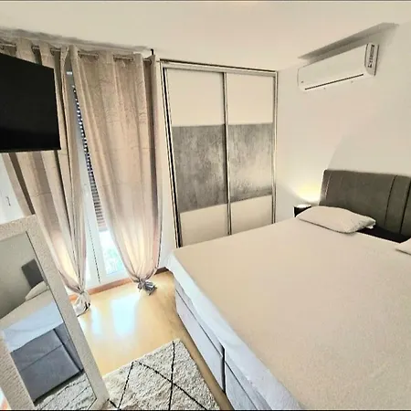 Beautiful Apartment, Close To *