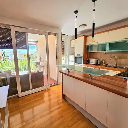 Beautiful Apartment, Close To *