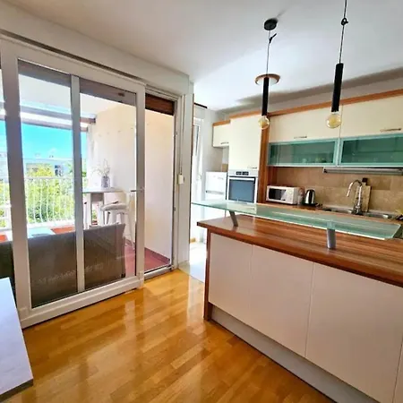 Beautiful Apartment, By Foot Apartment Split