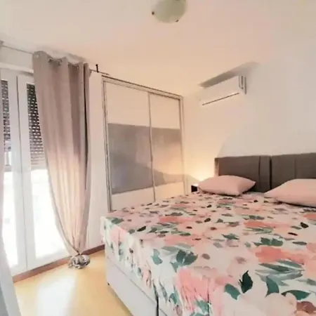 Beautiful Apartment, By Foot شقة