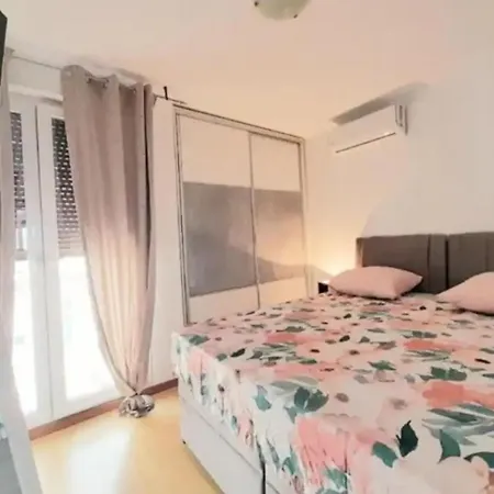 Beautiful Apartment, By Foot *