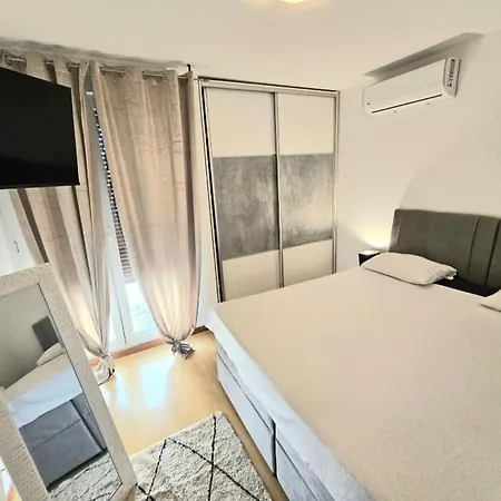 Beautiful Apartment, By Foot * سبليت