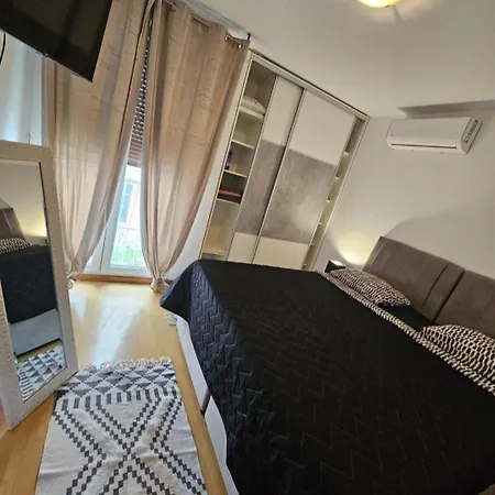 Beautiful Apartment, By Foot Apartment Split