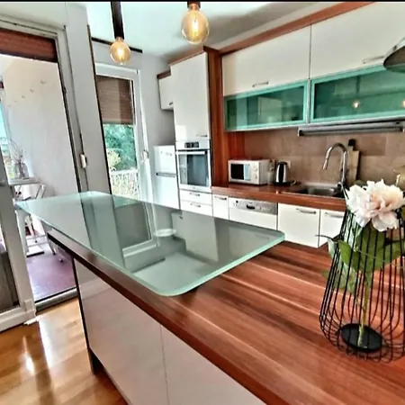 Beautiful Apartment, By Foot شقة *