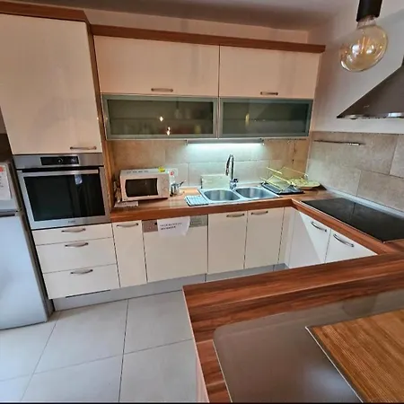 Beautiful Apartment, By Foot *