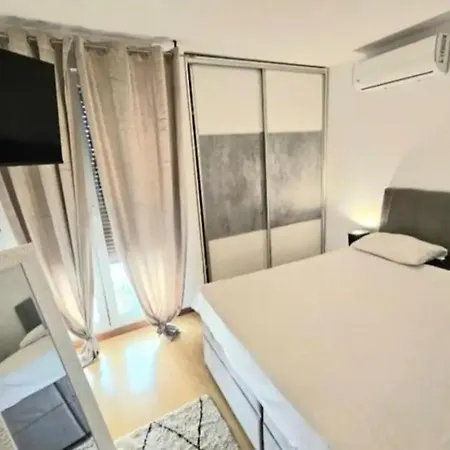 Beautiful Apartment, By Foot Apartment Split