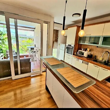 Beautiful Apartment, By Foot شقة