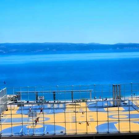 Beautiful Apartment, By Foot شقة سبليت