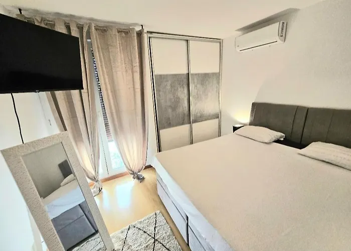 Beautiful Apartment, By Foot *