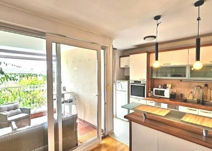 Beautiful Apartment, By Foot *