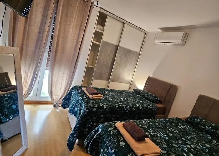 Beautiful Apartment, By Foot *