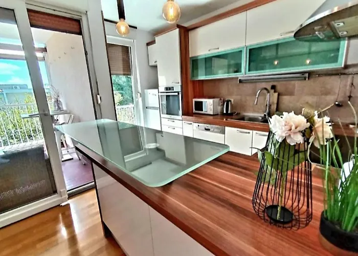 Beautiful Apartment, By Foot *