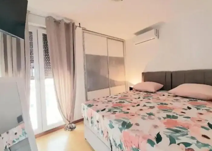 Beautiful Apartment, By Foot *