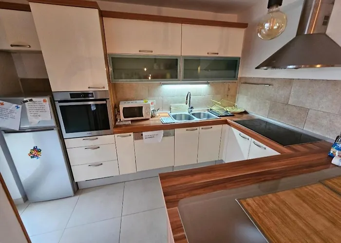 Beautiful Apartment, By Foot *