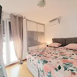 Beautiful Apartment, By Foot 公寓 *